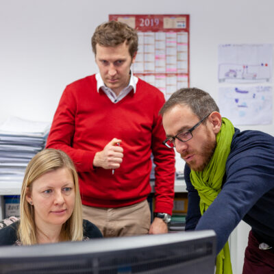 Trois collaborateurs d'IREPA LASER en étude d'offre commerciale devant un écran d'ordinateur dans un bureau